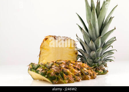 Frische reifer Ananas schneiden und auf einem weißen Hintergrund platziert. Studio gedreht Stockfoto