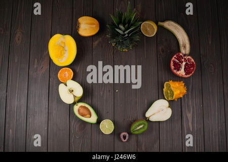 Herz-Symbol. Obst-Diät-Konzept. Gesunde Ernährung Konzept / Food-Fotografie von Herzen aus verschiedenen Früchten auf Holztisch hergestellt. Stockfoto