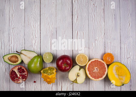 Früchte halbieren hintereinander machen und auf ein Holzbrett gelegt Stockfoto