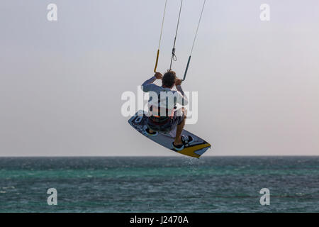 Ein junger Mann, parasailing am Hadicurari Beach, Aruba Stockfoto