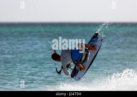 Ein junger Mann, parasailing am Hadicurari Beach, Aruba Stockfoto