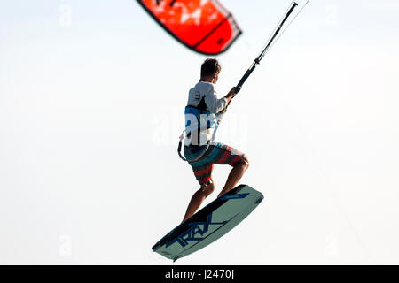 Ein junger Mann, parasailing am Hadicurari Beach, Aruba Stockfoto