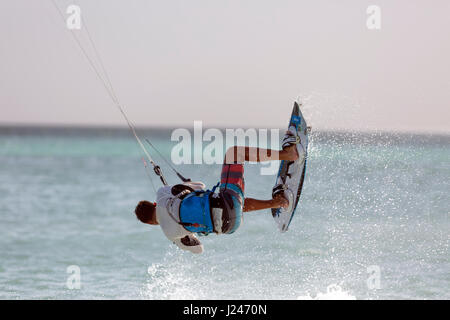 Ein junger Mann, parasailing am Hadicurari Beach, Aruba Stockfoto