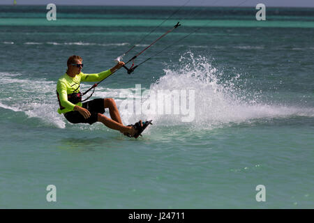 Ein junger Mann, parasailing am Hadicurari Beach, Aruba Stockfoto