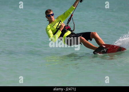 Ein junger Mann, parasailing am Hadicurari Beach, Aruba Stockfoto