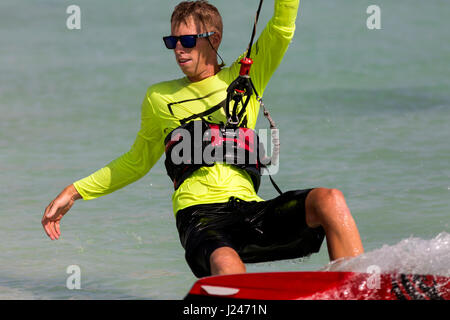 Ein junger Mann, parasailing am Hadicurari Beach, Aruba Stockfoto