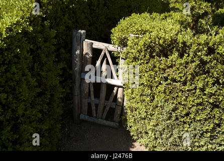 Rustikale Tor in Gärten an der Château de Marqueyssac Stockfoto