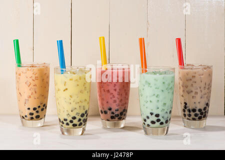 Boba / Bubble Tea. Hausgemachte verschiedene Milchtee mit Perlen auf Holztisch. Stockfoto