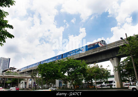 Stadtbild und BTS oder Skytrain laufen, am Bahnhof Mo Chit mit Passanten und Verkehr an der Chatuchak Market Road am 15. April 2017 in zu stoppen Stockfoto