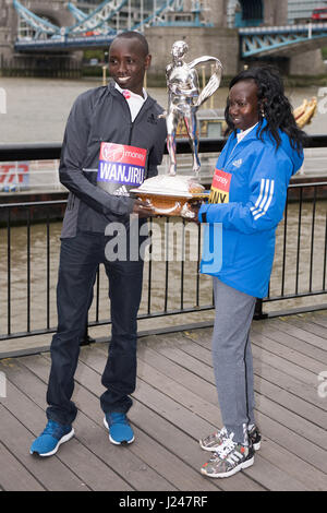 London, UK. 24. April 2017. Mary Keitany KEN, Daniel Wanjiru KEN posieren für Fotos zu einem Foto-Shooting für die Gewinner der Jungfrau Geld London Marathon 2017 Credit: Alan D West/Alamy Live News Stockfoto