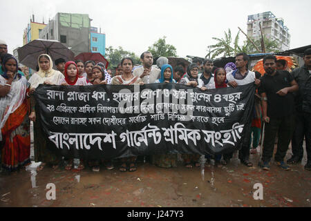 Savar, Bangladesch. 24. April 2017. Bangladesch-Aktivisten und Angehörige von Opfern des Rana Plaza Gebäude Zusammenbruch nehmen Teil in einem Protestmarsch am vierten Jahrestag der Katastrophe an der Zusammenbruch Site bei Savar, in der Nähe von Dhaka, Bangladesch, 24. April 2017. 24. April 2013 gespeichert 8. Rana Plaza brach Shavar, Dhaka. Bildnachweis: ZUMA Press, Inc./Alamy Live-Nachrichten Stockfoto