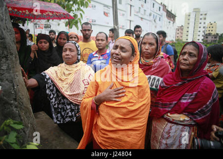 Savar, Bangladesch. 24. April 2017. Eine Frau trauert um ihr relativer verstorbenen Rana Plaza Gebäude Zusammenbruch, als sie den vierten Jahrestag der Katastrophe am Zusammenbruch-Standort in Savar, in der Nähe von Dhaka, Bangladesh, 24. April 2017 markiert. 24. April 2013 gespeichert 8. Rana Plaza brach Shavar, Dhaka. Bildnachweis: ZUMA Press, Inc./Alamy Live-Nachrichten Stockfoto