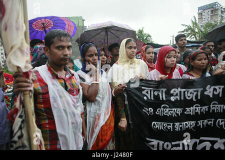 Savar, Bangladesch. 24. April 2017. Bangladesch-Aktivisten und Angehörige von Opfern des Rana Plaza Gebäude Zusammenbruch nehmen Teil in einem Protestmarsch am vierten Jahrestag der Katastrophe an der Zusammenbruch Site bei Savar, in der Nähe von Dhaka, Bangladesch, 24. April 2017. 24. April 2013 gespeichert 8. Rana Plaza brach Shavar, Dhaka. Bildnachweis: ZUMA Press, Inc./Alamy Live-Nachrichten Stockfoto