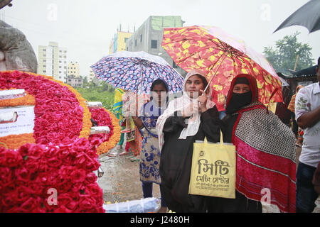 Savar, Bangladesch. 24. April 2017. Angehörigen der Opfer des Rana Plaza Gebäude Zusammenbruch versammelten sich auf dem Gelände der Zusammenbruch ihrer würdigen in Savar, in der Nähe von Dhaka, Bangladesh, 24. April 2017. 24. April 2013 gespeichert 8. Rana Plaza brach Shavar, Dhaka. Die Suche nach den Toten endete am 13. Mai mit der Zahl der Todesopfer von 1.138. Bildnachweis: ZUMA Press, Inc./Alamy Live-Nachrichten Stockfoto