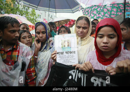 Savar, Bangladesch. 24. April 2017. Bangladesch-Aktivisten und Angehörige von Opfern des Rana Plaza Gebäude Zusammenbruch nehmen Teil in einem Protestmarsch am vierten Jahrestag der Katastrophe an der Zusammenbruch Site bei Savar, in der Nähe von Dhaka, Bangladesch, 24. April 2017. 24. April 2013 gespeichert 8. Rana Plaza brach Shavar, Dhaka. Bildnachweis: ZUMA Press, Inc./Alamy Live-Nachrichten Stockfoto