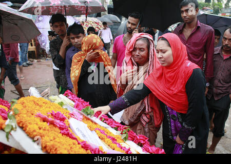 Savar, Bangladesch. 24. April 2017. Angehörigen der Opfer des Rana Plaza Gebäude Zusammenbruch versammelten sich auf dem Gelände der Zusammenbruch ihrer würdigen in Savar, in der Nähe von Dhaka, Bangladesh, 24. April 2017. 24. April 2013 gespeichert 8. Rana Plaza brach Shavar, Dhaka. Die Suche nach den Toten endete am 13. Mai mit der Zahl der Todesopfer von 1.138. Bildnachweis: ZUMA Press, Inc./Alamy Live-Nachrichten Stockfoto