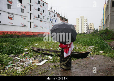 Savar, Bangladesch. 24. April 2017. Angehörige von Opfern des Rana Plaza Gebäude Zusammenbruch versammelten sich in der Zusammenbruch-Website, um ihren Tribut zu zollen, da sie jährt sich zum vierten Mal der Katastrophe im Savar, in der Nähe von Dhaka, Bangladesh, 24. April 2017. 24. April 2013 gespeichert 8. Rana Plaza brach Shavar, Dhaka. Die Suche nach den Toten endete am 13. Mai mit der Zahl der Todesopfer von 1.138. Bildnachweis: ZUMA Press, Inc./Alamy Live-Nachrichten Stockfoto