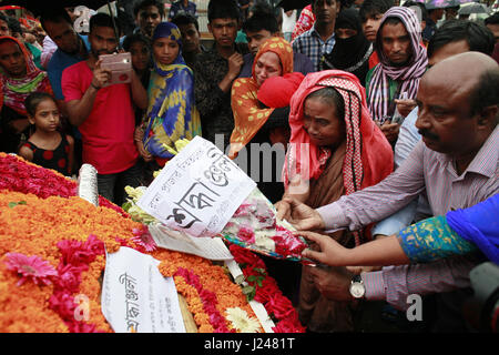 Savar, Bangladesch. 24. April 2017. Angehörigen der Opfer des Rana Plaza Gebäude Zusammenbruch versammelten sich auf dem Gelände der Zusammenbruch ihrer würdigen in Savar, in der Nähe von Dhaka, Bangladesh, 24. April 2017. 24. April 2013 gespeichert 8. Rana Plaza brach Shavar, Dhaka. Die Suche nach den Toten endete am 13. Mai mit der Zahl der Todesopfer von 1.138. Bildnachweis: ZUMA Press, Inc./Alamy Live-Nachrichten Stockfoto