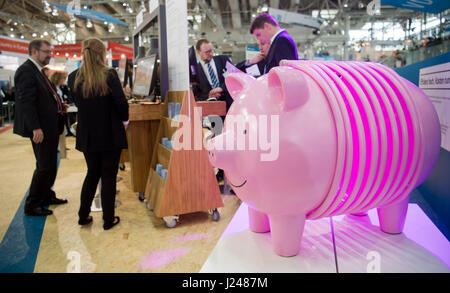 Hannover, Deutschland. 24. April 2017. Eine Heizung in Form von ein Sparschwein auf der Hannover Messe 2017 in Hannover, Deutschland, 24. April 2017 zu sehen. Die weltweit größte Branchenmesse sehen rund 6500 Aussteller vom 24. bis 28. April. Polen ist Partnerland der diesjährigen. Foto: Julian Stratenschulte/Dpa/Alamy Live News Stockfoto