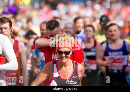 St James' Park, London, UK. 23 Apr, 2017. Tausende Teil in der 37 London Marathon Credit: Alan Fraser/alamy leben Nachrichten Stockfoto