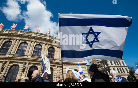 Eine Prozession von etwa 300 Personen, organisiert durch die internationale christliche Botschaft Jerusalem (ICEJ) Gruppe, mit israelischen Fahnen ging durch das alte jüdische Viertel der Stadt und dann gesammelt in der Wallenstein-Garten, der Teil des Senats, Yom HaShoah, den Holocaust-Tag heute auf Sonntag, 23. April 2017 markiert ist. (CTK Foto/Josef Vostarek) Stockfoto