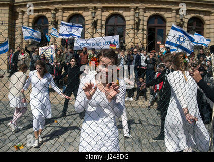 Eine Prozession von etwa 300 Personen, organisiert durch die internationale christliche Botschaft Jerusalem (ICEJ) Gruppe, mit israelischen Fahnen ging durch das alte jüdische Viertel der Stadt und dann gesammelt in der Wallenstein-Garten, der Teil des Senats, Yom HaShoah, den Holocaust-Tag heute auf Sonntag, 23. April 2017 markiert ist. (CTK Foto/Josef Vostarek) Stockfoto