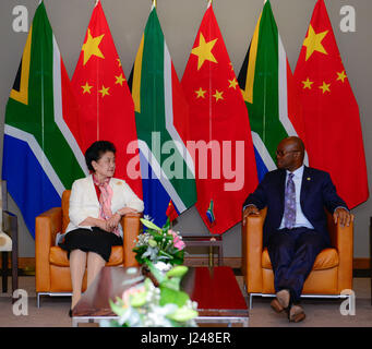 Pretoria, Südafrika. 24. April 2017. Chinesische Vize Premier Liu Yandong (L) trifft sich mit der südafrikanische Minister für Kunst und Kultur Nathi Mthethwa in Pretoria, Südafrika, am 24. April 2017. China bereit ist, mit Südafrika People to People-Austausch und Zusammenarbeit um das gegenseitige Verständnis und die Freundschaft zwischen den beiden Völkern fördern verstärkt arbeiten, sagte chinesische Vize-Premier Liu Yandong hier am Montag. Bildnachweis: Zhai Jianlan/Xinhua/Alamy Live-Nachrichten Stockfoto