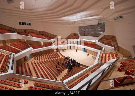 Dresden, Deutschland. 24. April 2017. Die Haupthalle der Kulturpalast, ein Konzertsaal in Dresden, Deutschland, 24. April 2017. Die Halle wurde im Jahr 1969 eröffnet. Es wurde in den letzten fünf Jahren zu einem Preis von 100 Millionen Euro renoviert. Es wird voraussichtlich auf den 28. April 2017 eröffnet werden. Foto: Sebastian Kahnert/Dpa-Zentralbild/Dpa/Alamy Live News Stockfoto