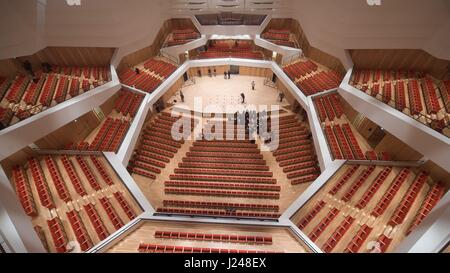 Dresden, Deutschland. 24. April 2017. Die Haupthalle der Kulturpalast, ein Konzertsaal in Dresden, Deutschland, 24. April 2017. Die Halle wurde im Jahr 1969 eröffnet. Es wurde in den letzten fünf Jahren zu einem Preis von 100 Millionen Euro renoviert. Es wird voraussichtlich auf den 28. April 2017 eröffnet werden. Foto: Sebastian Kahnert/Dpa-Zentralbild/Dpa/Alamy Live News Stockfoto