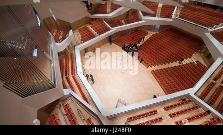 Dresden, Deutschland. 24. April 2017. Die Haupthalle der Kulturpalast, ein Konzertsaal in Dresden, Deutschland, 24. April 2017. Die Halle wurde im Jahr 1969 eröffnet. Es wurde in den letzten fünf Jahren zu einem Preis von 100 Millionen Euro renoviert. Es wird voraussichtlich auf den 28. April 2017 eröffnet werden. Foto: Sebastian Kahnert/Dpa-Zentralbild/Dpa/Alamy Live News Stockfoto