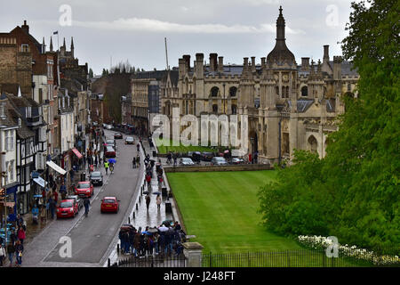 Cambridge, UK. 24. April 2017. UK-Wetter: Grauer Himmel und leichtem Regen über Königs-Parade. Bildnachweis: Ben Grant / Alamy Live News Stockfoto