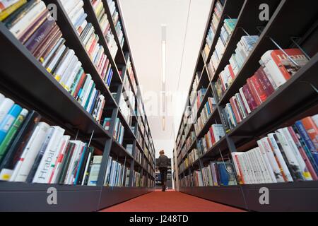 Dresden, Deutschland. 24. April 2017. Dpatop - die zentrale Bibliothek im Kulturpalast, ein Konzertsaal in Dresden, Deutschland, 24. April 2017. Die Halle wurde im Jahr 1969 eröffnet. Es wurde in den letzten fünf Jahren zu einem Preis von 100 Millionen Euro renoviert. Es wird voraussichtlich auf den 28. April 2017 eröffnet werden. Foto: Sebastian Kahnert/Dpa-Zentralbild/Dpa/Alamy Live News Stockfoto