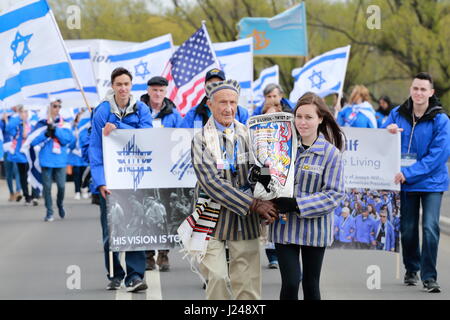 Auschwitz-Birkenau, Polen. 24. April 2017. Die internationalen Marsch der lebenden 2017, Holocaust-Gedenktag, Auschwitz Birkenau, Polen Kredit: Rageziv/Alamy Live-Nachrichten Stockfoto