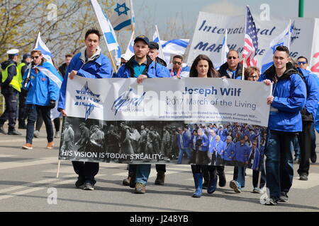 Auschwitz-Birkenau, Polen. 24. April 2017. Die internationalen Marsch der lebenden 2017, Holocaust-Gedenktag, Auschwitz Birkenau, Polen Kredit: Rageziv/Alamy Live-Nachrichten Stockfoto