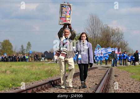 Auschwitz-Birkenau, Polen. 24. April 2017. Die internationalen Marsch der lebenden 2017, Holocaust-Gedenktag, Auschwitz Birkenau, Polen Kredit: Rageziv/Alamy Live-Nachrichten Stockfoto