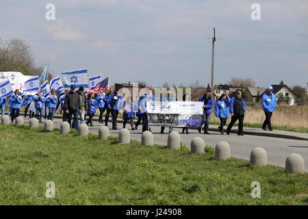 Auschwitz-Birkenau, Polen. 24. April 2017. Die internationalen Marsch der lebenden 2017, Holocaust-Gedenktag, Auschwitz Birkenau, Polen Kredit: Rageziv/Alamy Live-Nachrichten Stockfoto