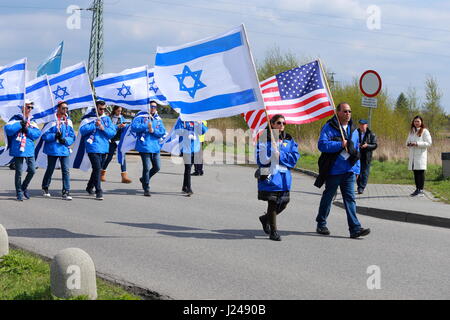 Auschwitz-Birkenau, Polen. 24. April 2017. Die internationalen Marsch der lebenden 2017, Holocaust-Gedenktag, Auschwitz Birkenau, Polen Kredit: Rageziv/Alamy Live-Nachrichten Stockfoto