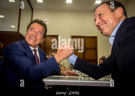 Sao Paulo, Brasilien. 24. April 2017. São Paulo Bürgermeister João Doria Jr. während eines Treffens mit dem Schauspieler Arnold Schwarzenegger, Hauptquartier der São Paulo City Hall in der Stadt Zentralregion am Montag, den 24. April. Bildnachweis: Brasilien Foto Presse/Alamy Live-Nachrichten Stockfoto