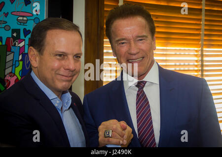 Sao Paulo, Brasilien. 24. April 2017. São Paulo Bürgermeister João Doria Jr. während eines Treffens mit dem Schauspieler Arnold Schwarzenegger, Hauptquartier der São Paulo City Hall in der Stadt Zentralregion am Montag, den 24. April. Bildnachweis: Brasilien Foto Presse/Alamy Live-Nachrichten Stockfoto