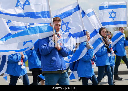 Auschwitz-Birkenau, Polen. 24. April 2017. Die internationalen Marsch der lebenden 2017, Holocaust-Gedenktag, Auschwitz Birkenau, Polen Kredit: Rageziv/Alamy Live-Nachrichten Stockfoto