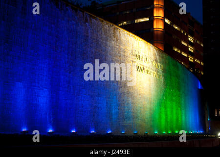 Fort Worth, Texas, USA. 22. April 2017. 21. April 2017. LifeGift Spenden Leben Nationalfeiertag gefeiert, indem er Allen Sachsen Wasserfall und das Pier 1 Gebäude beleuchtet in blau/grün-Kombination in Fort Worth, Texas. Bildnachweis: Ralph Lauer/ZUMA Draht/Alamy Live-Nachrichten Stockfoto