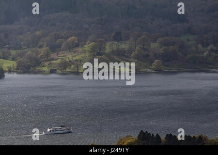 Orrest Head Cumbria, UK. 24. April 2017. Regen und Sunnt Zauber über Lake Windermere. Fotografiert von Orrest Head Reisen bis Lake Windermere in Richtung Ambleside Credit: David Billinge/Alamy Live News Stockfoto