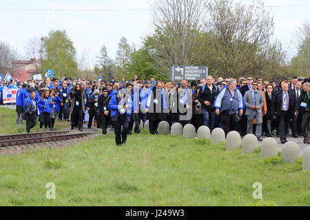 Auschwitz-Birkenau, Polen. 24. April 2017. Am Holocaust-Gedenktag (Yom HaShoah), März Tausende von Teilnehmern im Hintergrund von Auschwitz nach Birkenau, das größte nationalsozialistische Konzentrationslager komplexe während des zweiten Weltkrieges gebaut. Der Marsch der lebenden (Hebräisch: מצעד החיים) ist eine jährliche Bildungsprogramm, bringt Personen aus aller Welt nach Polen und Israel um die Geschichte des Holocaust zu studieren und zu prüfen, die Wurzeln der Vorurteile, Intoleranz und Hass. Bildnachweis: Rageziv/Alamy Live-Nachrichten Stockfoto