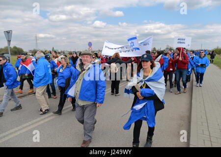 Auschwitz-Birkenau, Polen. 24. April 2017. Am Holocaust-Gedenktag (Yom HaShoah), März Tausende von Teilnehmern im Hintergrund von Auschwitz nach Birkenau, das größte nationalsozialistische Konzentrationslager komplexe während des zweiten Weltkrieges gebaut. Der Marsch der lebenden (Hebräisch: מצעד החיים) ist eine jährliche Bildungsprogramm, bringt Personen aus aller Welt nach Polen und Israel um die Geschichte des Holocaust zu studieren und zu prüfen, die Wurzeln der Vorurteile, Intoleranz und Hass. Bildnachweis: Rageziv/Alamy Live-Nachrichten Stockfoto