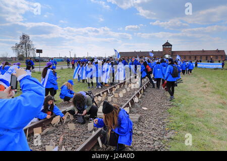 Auschwitz-Birkenau, Polen. 24. April 2017. Am Holocaust-Gedenktag (Yom HaShoah), März Tausende von Teilnehmern im Hintergrund von Auschwitz nach Birkenau, das größte nationalsozialistische Konzentrationslager komplexe während des zweiten Weltkrieges gebaut. Der Marsch der lebenden (Hebräisch: מצעד החיים) ist eine jährliche Bildungsprogramm, bringt Personen aus aller Welt nach Polen und Israel um die Geschichte des Holocaust zu studieren und zu prüfen, die Wurzeln der Vorurteile, Intoleranz und Hass. Bildnachweis: Rageziv/Alamy Live-Nachrichten Stockfoto