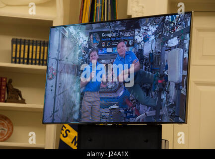 Washington, USA. 24. April 2017. NASA Astronauten Peggy Whitson und Jack Fischer auf einem Bildschirm angezeigt, wie US-Präsident Donald Trump eine Videokonferenz mit dann an Bord der internationalen Raumstation ISS im Oval Office im Weißen Haus am 24. April 2017 Gastgeber. Bildnachweis: MediaPunch Inc/Alamy Live-Nachrichten Stockfoto