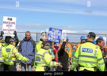 Blackpool, UK. 24. April 2017. Ein Zeichen, das liest "Gewalttätige Übergriffen durch die Polizei, die Erhöhung" ist vor einer Reihe von Polizisten auf Preston New Road, Blackpool, statt 24. April 2017 Credit: Barbara Koch/Alamy Live News Stockfoto