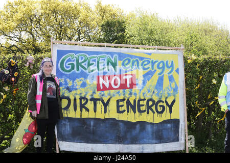 Blackpool, UK. 24. April 2017. Ein Wigan "Digger" stand neben einem Zeichen, das "Grüne Energie nicht schmutzig Energie", liest Preston Road, Blackpool, 24. April 2017 Neukredite: Barbara Koch/Alamy Live News Stockfoto