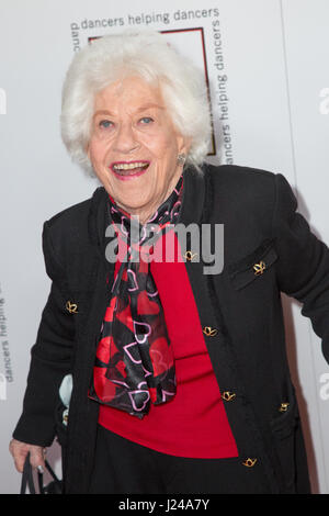Beverly Hills, CA, USA. 23. April 2017. Schauspielerin Charlotte Rae besucht die professionellen Tänzer Gesellschaft 30. jährliche Zigeunerin Auszeichnungen, die im Beverly Hilton Hotel in Beverly Hills, Kalifornien, USA am 23. April 2017 stattfand. Bildnachweis: Sheri Determan/Alamy Live-Nachrichten Stockfoto