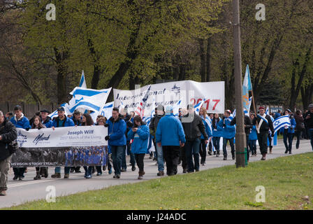 Auschwitz, Birkenau, Polen. 24 Apr, 2017. Mehrere tausend Jugendliche aus über 40 Ländern nehmen an der schweigemarsch von "Arbeit macht frei" Tor in Auschitz nach Birkenau. März ist seit 1988 organisiert seit 1996 jährlich im Rahmen des Holocaust Gedenktag "Yom Hashoah". Teilnehmer, die in der März Zeugnis zu geben, das Andenken an jene von der Nazi-Deutschen während des Zweiten Weltkriegs ermordet. Credit: W124 Merc/Alamy leben Nachrichten Stockfoto